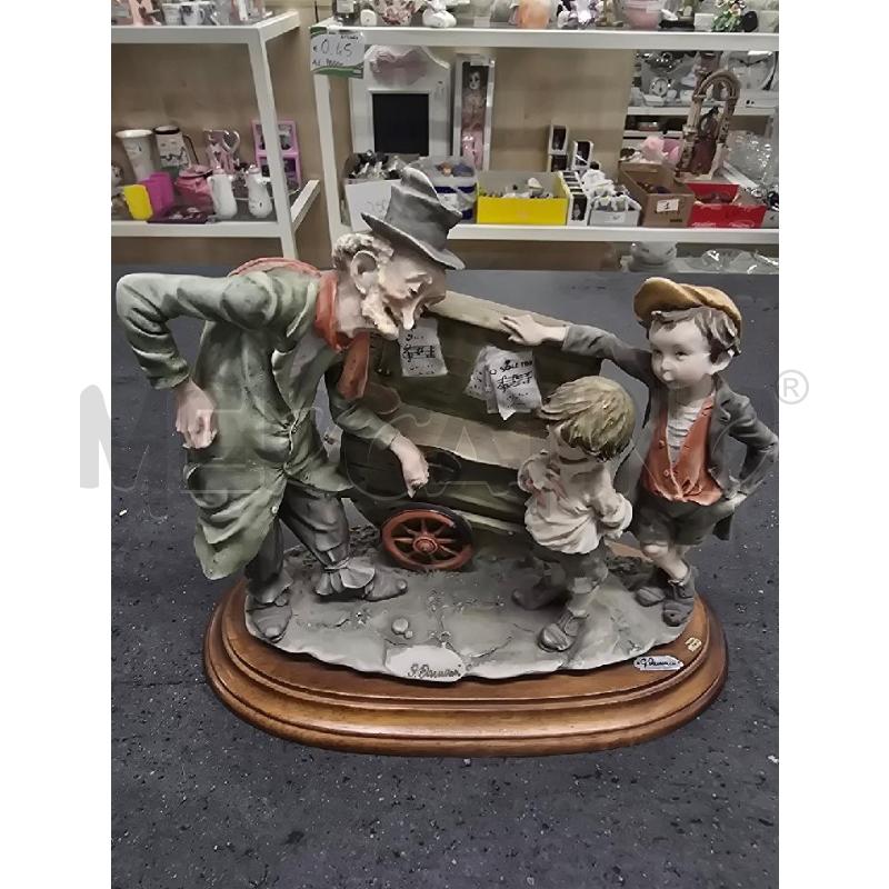 STATUA ANZIANO BAMBINI CARRETTO | Mercatino dell'Usato Acerra 1