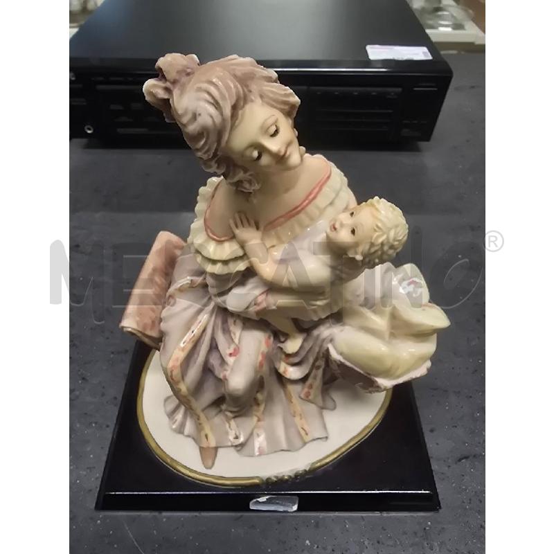 STATUA DONNA BAMBINA POLTRONA | Mercatino dell'Usato Acerra 1