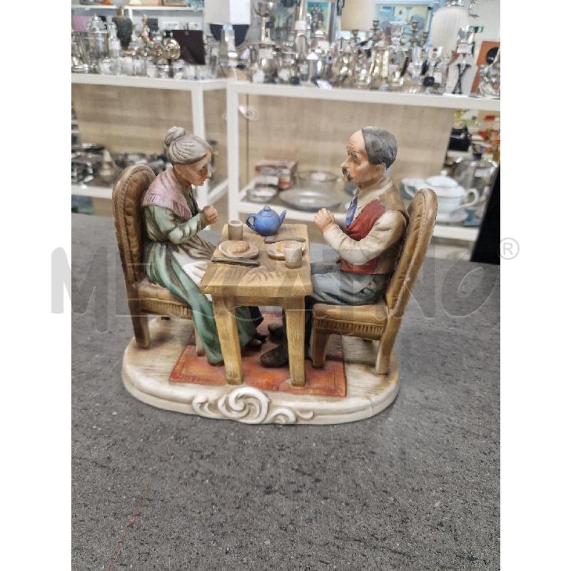 STATUA DUE PERSONE SEDUTE AL TAVOLO | Mercatino dell'Usato Acerra 1