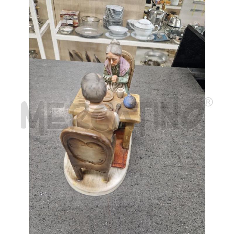 STATUA DUE PERSONE SEDUTE AL TAVOLO | Mercatino dell'Usato Acerra 2