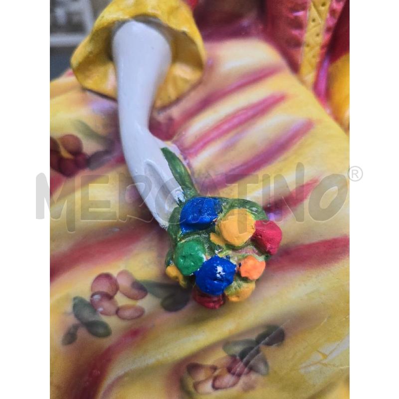 STATUA GRANDE DAMA GIALLO FRUTTA POLTRONA | Mercatino dell'Usato Acerra 2