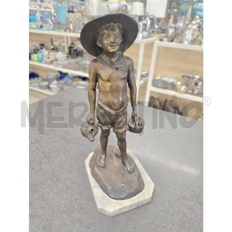 STATUA UOMO CAPPELLO SU BASE BIANCA | Mercatino dell'Usato Acerra 1