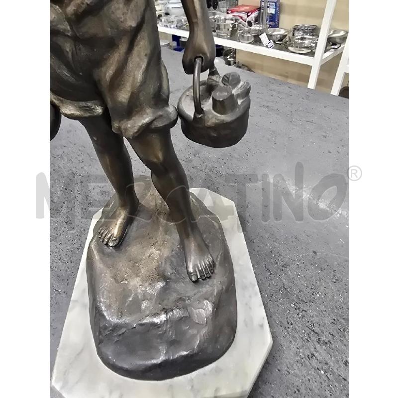 STATUA UOMO CAPPELLO SU BASE BIANCA | Mercatino dell'Usato Acerra 2