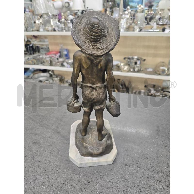 STATUA UOMO CAPPELLO SU BASE BIANCA | Mercatino dell'Usato Acerra 3