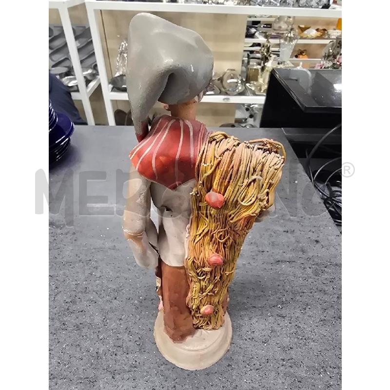 STATUETTA ANZIANO CAPPELLO GRIGIO | Mercatino dell'Usato Acerra 3