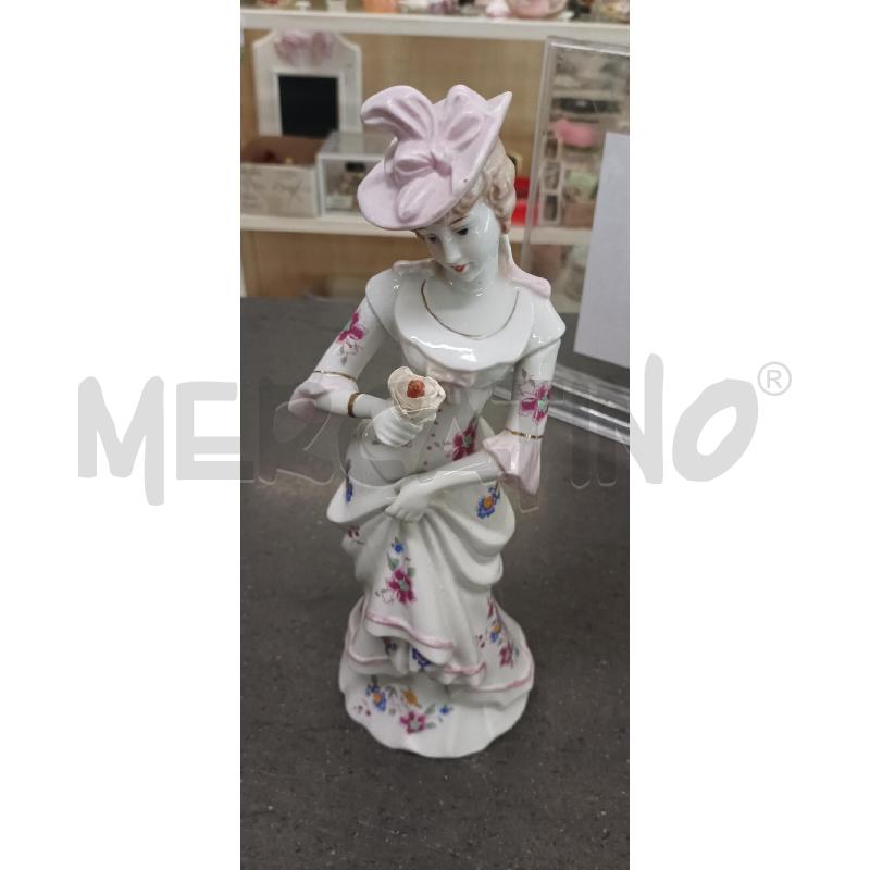 STATUINA DAMA VEST. BIANCO CAPP. ROSA | Mercatino dell'Usato Acerra 1