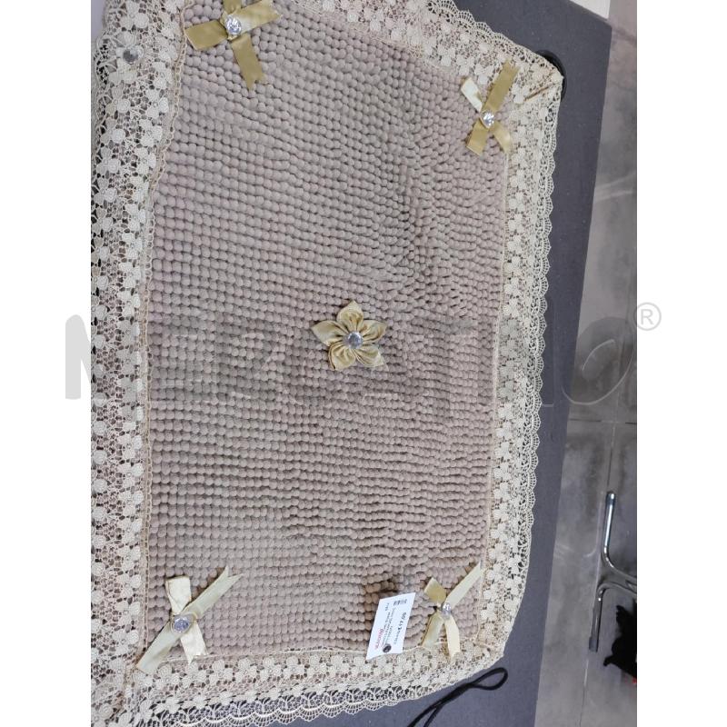 TAPPETO MARRONE FIOCCHETTI DORATI | Mercatino dell'Usato Acerra 1