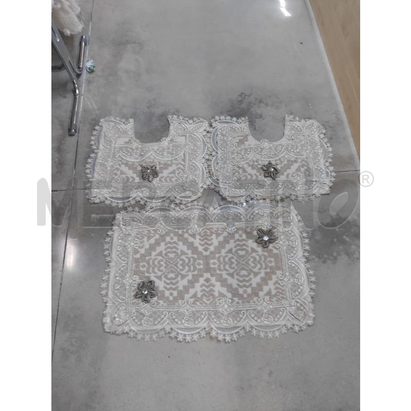 TAPPETO TRIS BAGNO BEIGE CON FIORI PIZZO | Mercatino dell'Usato Acerra 1