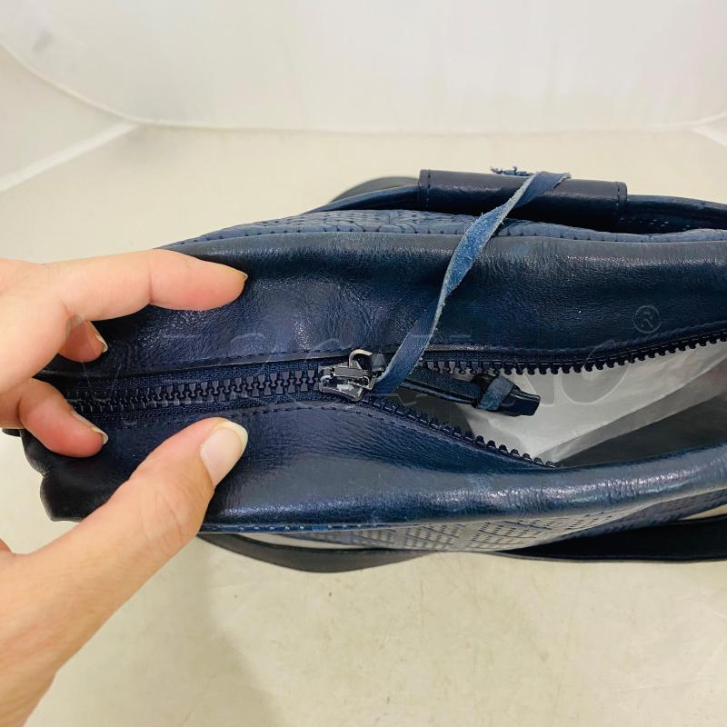 BORSA DONNA GHERARDINI VERA PELLE QUADRATI TRAFORATI BLU | Mercatino dell'Usato Lago patria - giugliano in c. 5