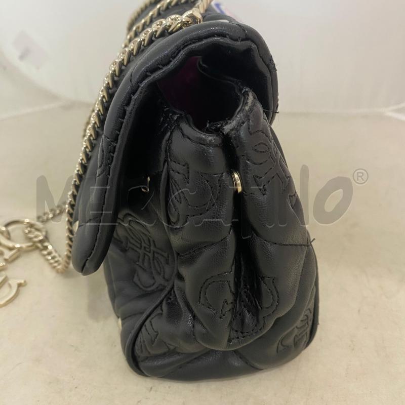 BORSA DONNA GUESS SHANINA NERA TRAPUNTATA CATENE CON CIONDOLO | Mercatino dell'Usato Lago patria - giugliano in c. 3