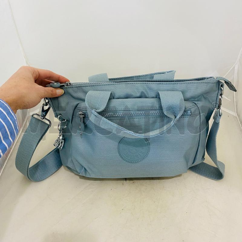 BORSA DONNA KIPLING TESSUTO AZZURRO CON ACCESSORIO | Mercatino dell'Usato Lago patria - giugliano in c. 1