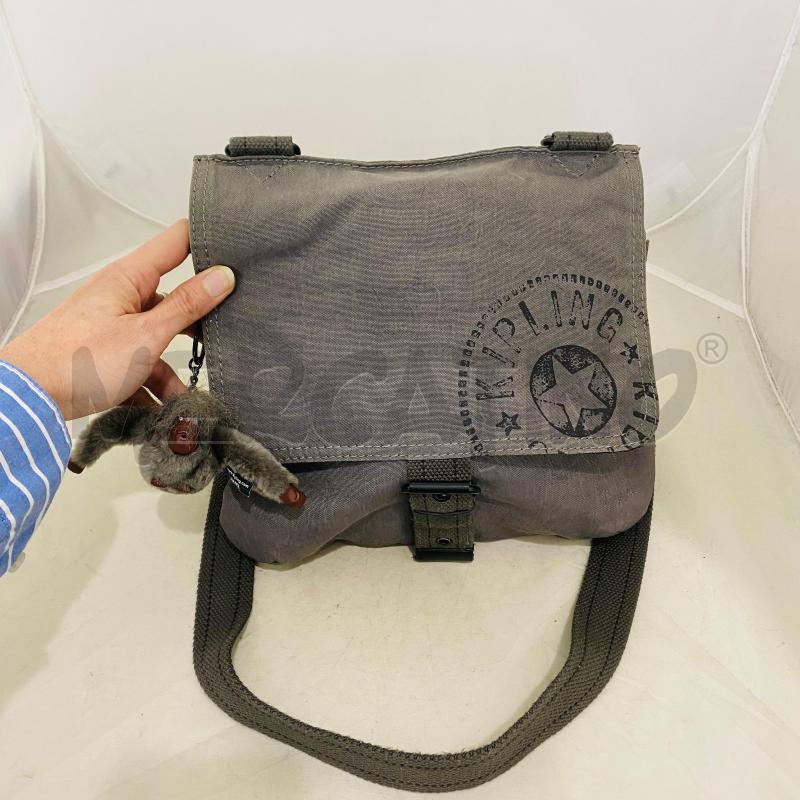 BORSA KILPLING TESSUTO TORTORA TRACOLLA GRIGIO CON ACCESSORIO  | Mercatino dell'Usato Lago patria - giugliano in c. 1