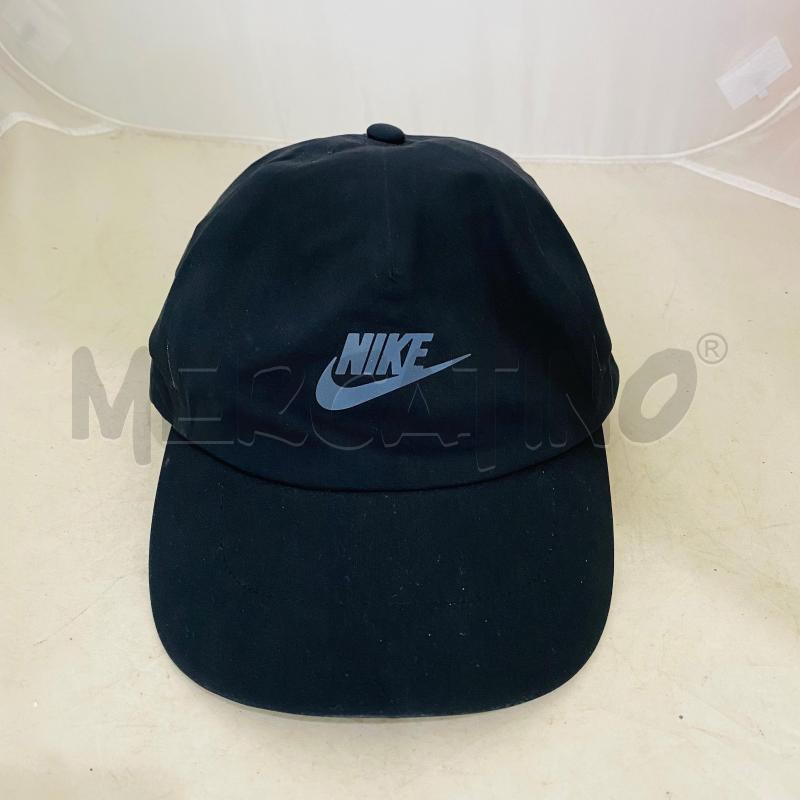 CAPPELLO UOMO NIKE NERO LOGO TONO SU TONO | Mercatino dell'Usato Lago patria - giugliano in c. 1