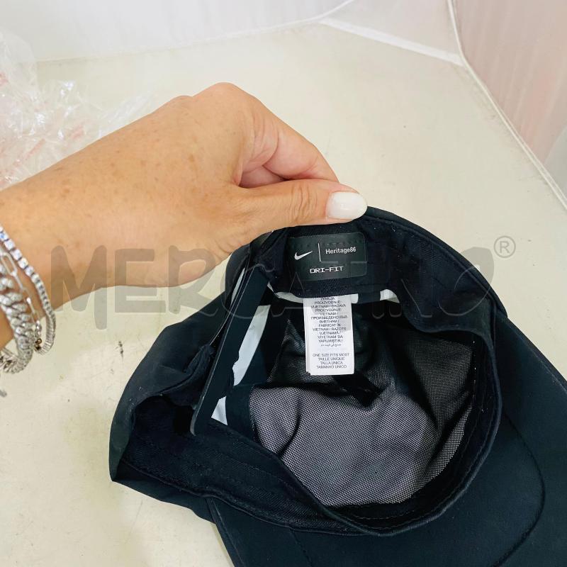 CAPPELLO UOMO NIKE NERO LOGO TONO SU TONO | Mercatino dell'Usato Lago patria - giugliano in c. 5