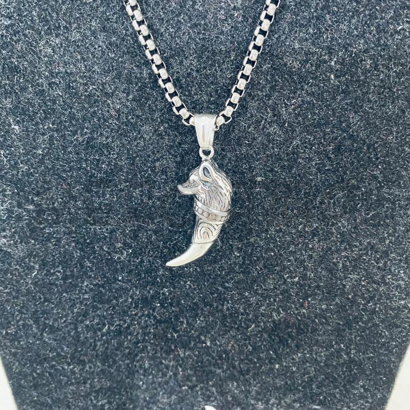 COLLANA CON CIONDOLO DENTE CON TESTA DI LUPO | Mercatino dell'Usato Lago patria - giugliano in c. 1