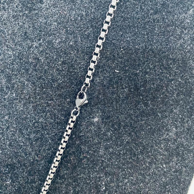 COLLANA CON CIONDOLO DENTE CON TESTA DI LUPO | Mercatino dell'Usato Lago patria - giugliano in c. 4