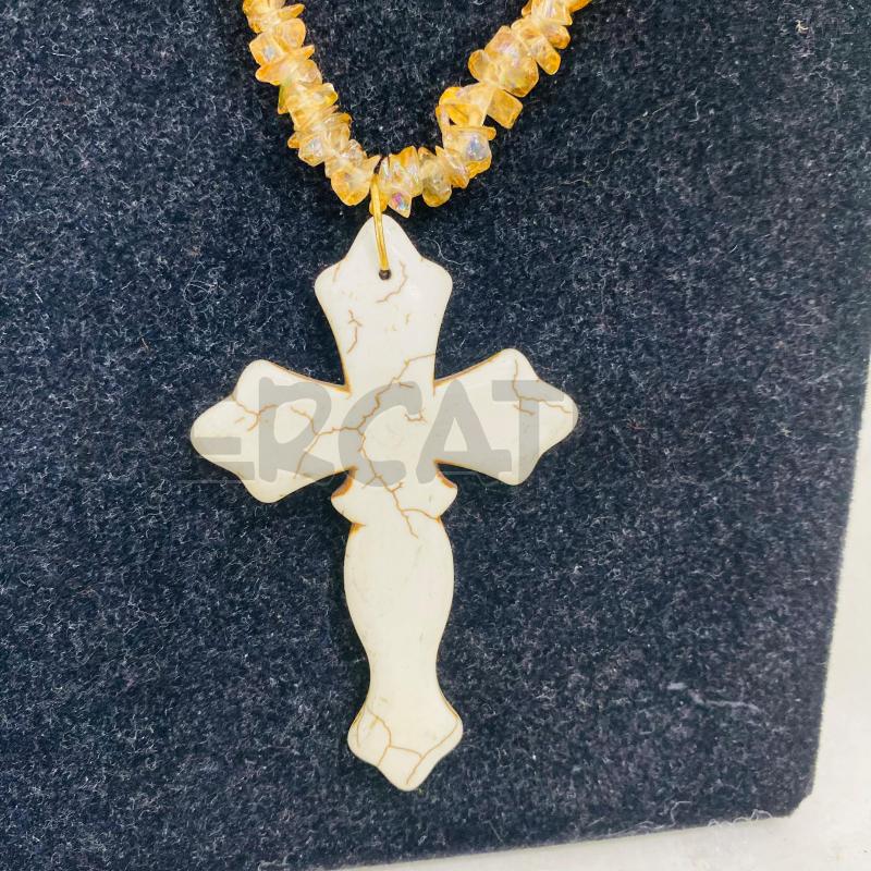 COLLANA PIETRINE BEIGE CIONDOLO CROCE | Mercatino dell'Usato Lago patria - giugliano in c. 2