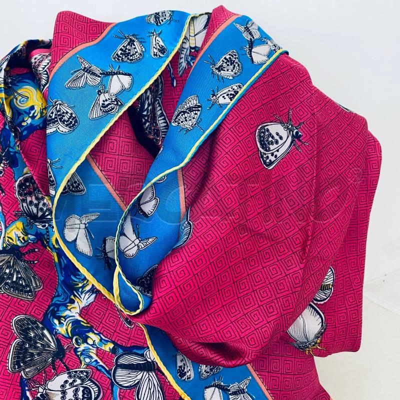 FOULARD A CARACCIOLO ROSA PROFILO AZZURRO GIALLO FARFALLE NERE  | Mercatino dell'Usato Lago patria - giugliano in c. 2
