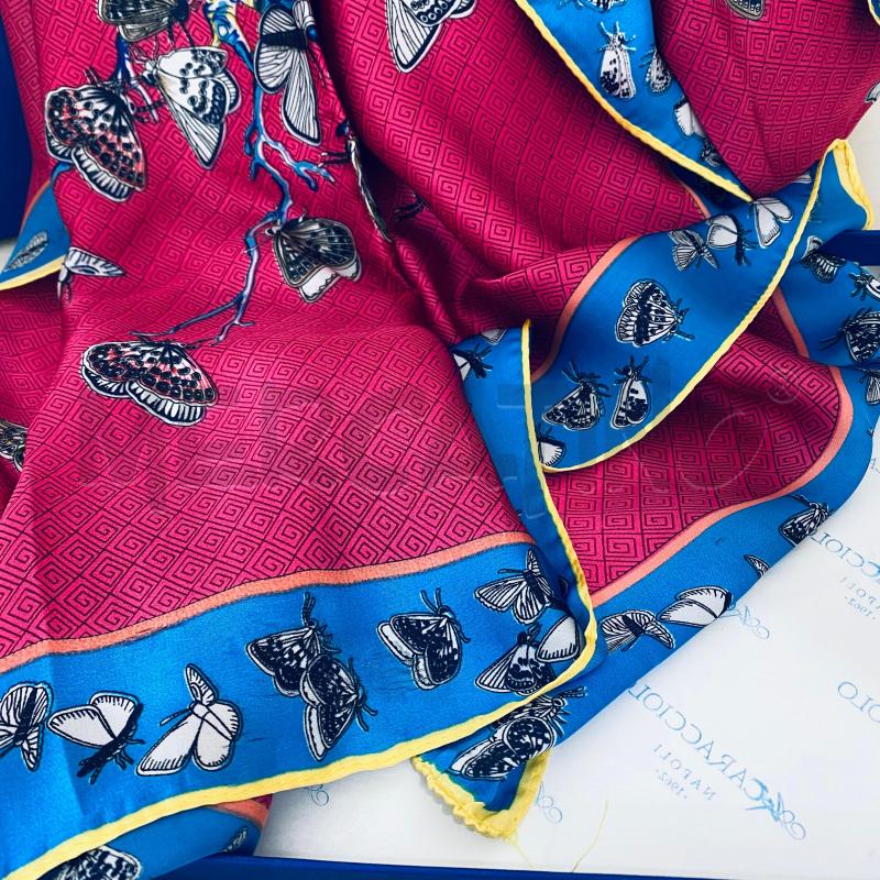 FOULARD A CARACCIOLO ROSA PROFILO AZZURRO GIALLO FARFALLE NERE  | Mercatino dell'Usato Lago patria - giugliano in c. 3