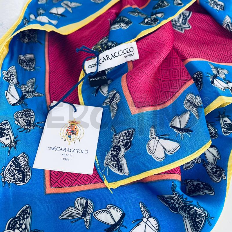 FOULARD A CARACCIOLO ROSA PROFILO AZZURRO GIALLO FARFALLE NERE  | Mercatino dell'Usato Lago patria - giugliano in c. 5