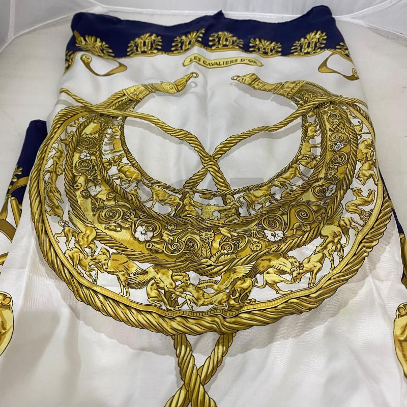 FOULARD HERMES LES CAVALIERS D'O CON MACCHIA | Mercatino dell'Usato Lago patria - giugliano in c. 5