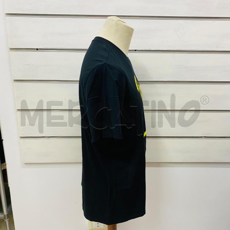 MAGLIETTA UOMO NERA SCRITTA DORATA | Mercatino dell'Usato Lago patria - giugliano in c. 3