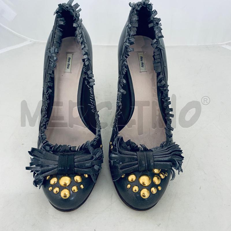 SCARPE DONNA MIU MIU COLOR FANGO EFFETTO SFRANGIATO CON BORCHIE DORATE | Mercatino dell'Usato Lago patria - giugliano in c. 1