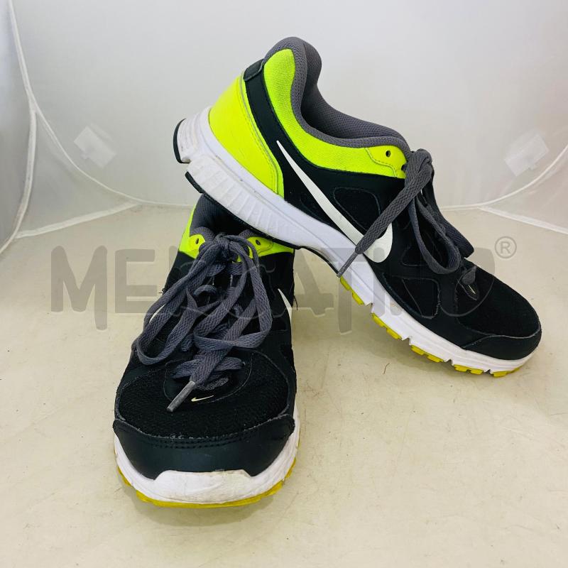 SCARPE UOMO NIKE NERE PROFILO GILALLO FLUO | Mercatino dell'Usato Lago patria - giugliano in c. 1