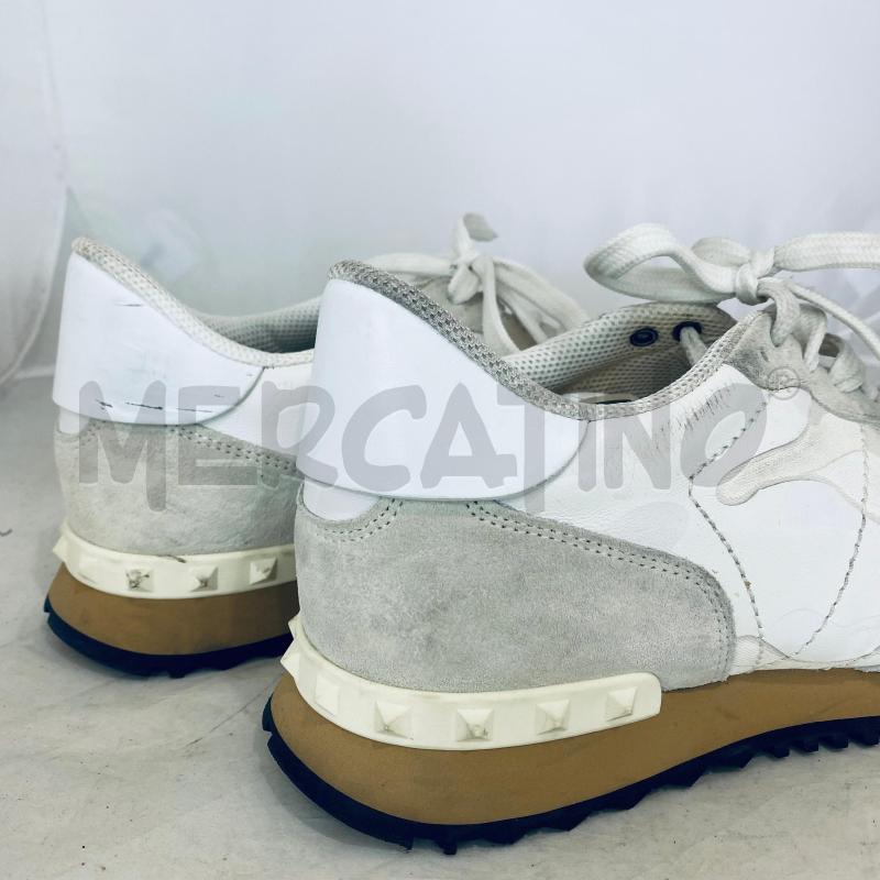 SNEAKERS UOMO VALENTINO BIANCHE BEIGE PICCOLE BORCHIE GOMMA | Mercatino dell'Usato Lago patria - giugliano in c. 2