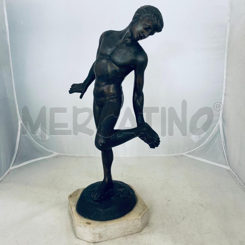 STATUINA METALLO SCURO SU BASE MARMO | Mercatino dell'Usato Lago patria - giugliano in c. 1