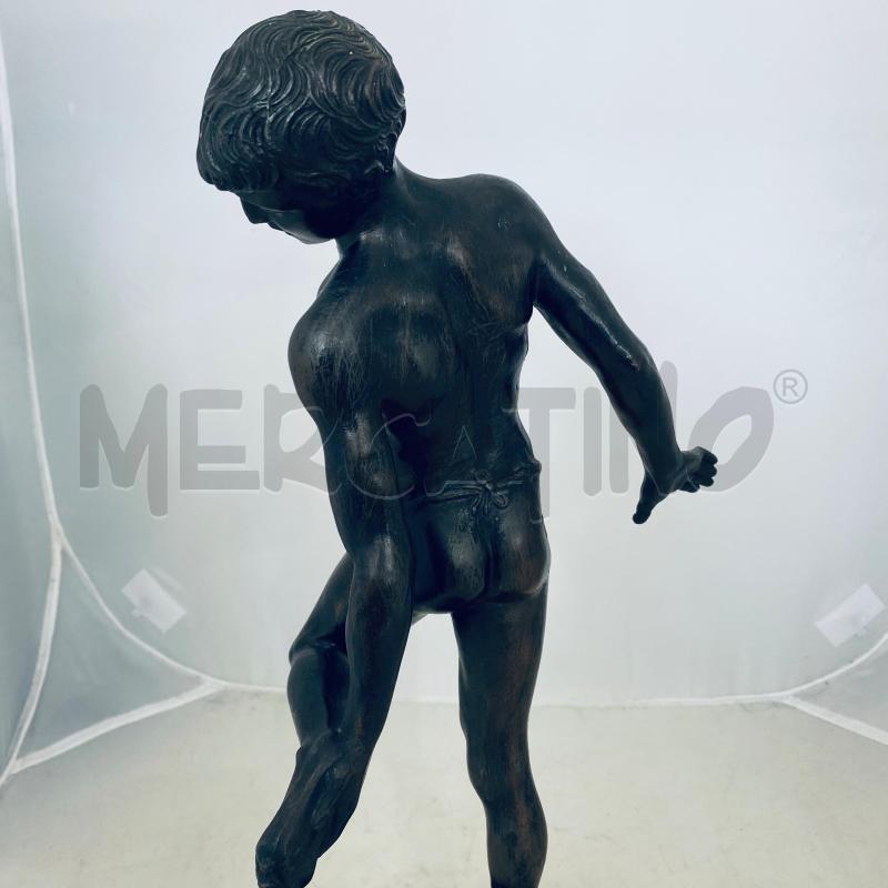 STATUINA METALLO SCURO SU BASE MARMO | Mercatino dell'Usato Lago patria - giugliano in c. 2