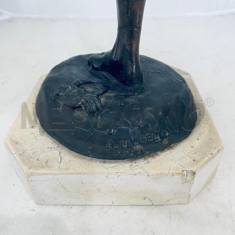 STATUINA METALLO SCURO SU BASE MARMO | Mercatino dell'Usato Lago patria - giugliano in c. 3