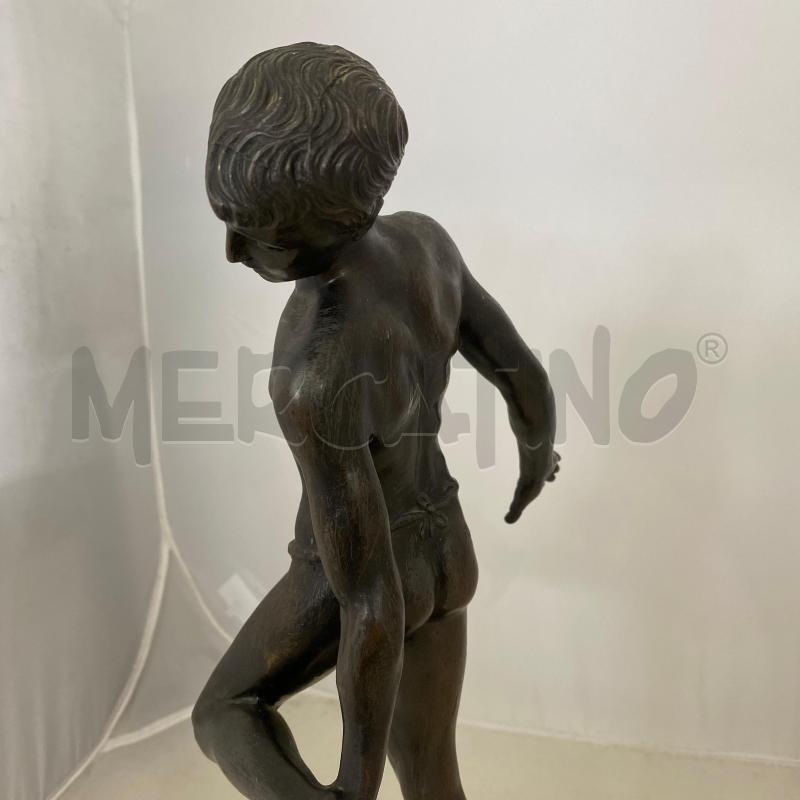 STATUINA METALLO SCURO SU BASE MARMO | Mercatino dell'Usato Lago patria - giugliano in c. 4