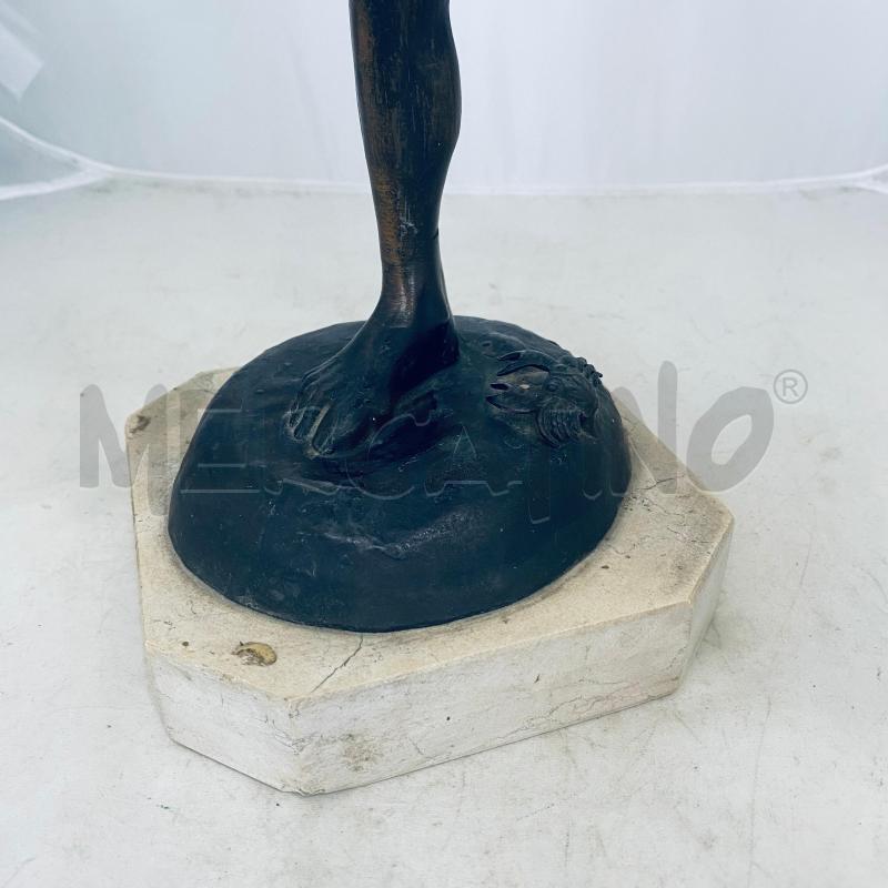 STATUINA METALLO SCURO SU BASE MARMO | Mercatino dell'Usato Lago patria - giugliano in c. 5