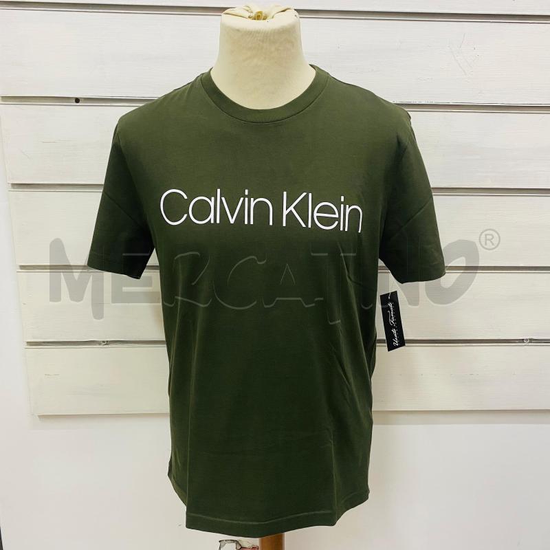 T SHIRT UOMO CALVIN KLEIN VERDE MILITARE SCRITTA BIANCA | Mercatino dell'Usato Lago patria - giugliano in c. 1