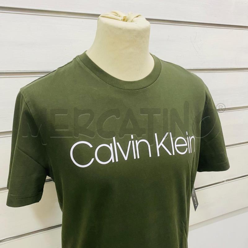 T SHIRT UOMO CALVIN KLEIN VERDE MILITARE SCRITTA BIANCA | Mercatino dell'Usato Lago patria - giugliano in c. 2