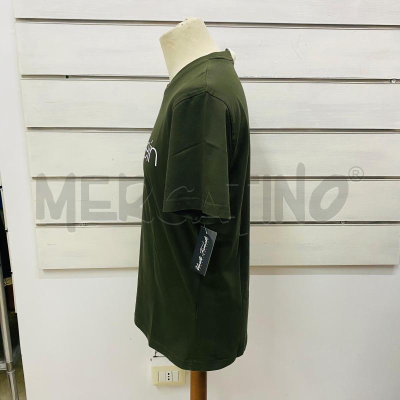 T SHIRT UOMO CALVIN KLEIN VERDE MILITARE SCRITTA BIANCA | Mercatino dell'Usato Lago patria - giugliano in c. 5