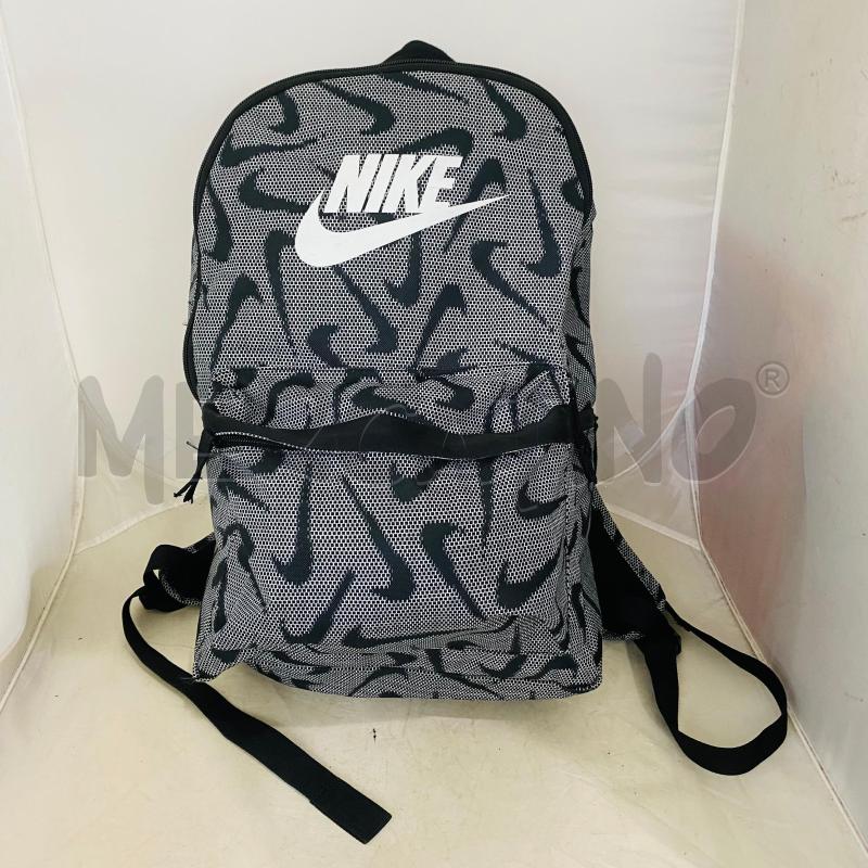 ZAINO NIKE GRIGIO SCRITTA BIANCA LOGO RIPETUTO  | Mercatino dell'Usato Lago patria - giugliano in c. 1