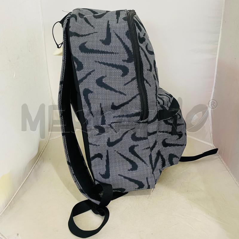 ZAINO NIKE GRIGIO SCRITTA BIANCA LOGO RIPETUTO  | Mercatino dell'Usato Lago patria - giugliano in c. 2