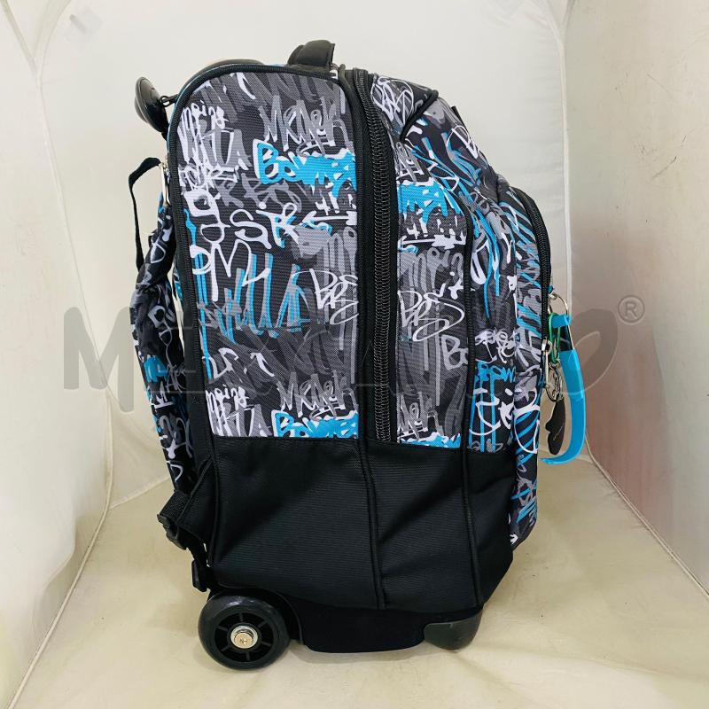 ZAINO SCUOLA SEVEN NERO SCRITTE PROFILO AZZURRO ROTELLE SOTTO | Mercatino dell'Usato Lago patria - giugliano in c. 2