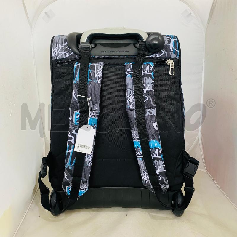 ZAINO SCUOLA SEVEN NERO SCRITTE PROFILO AZZURRO ROTELLE SOTTO | Mercatino dell'Usato Lago patria - giugliano in c. 3