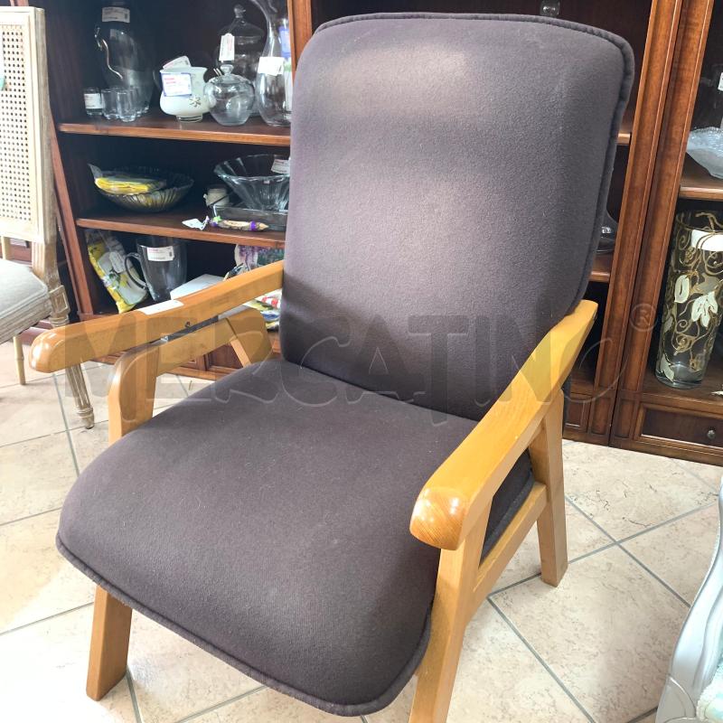 POLTRONA MARRONE TESSUTO E LEGNO  | Mercatino dell'Usato Varcaturo - giugliano in c. 1