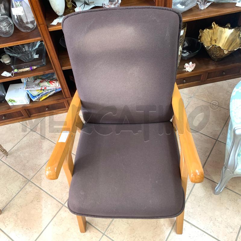 POLTRONA MARRONE TESSUTO E LEGNO  | Mercatino dell'Usato Varcaturo - giugliano in c. 3