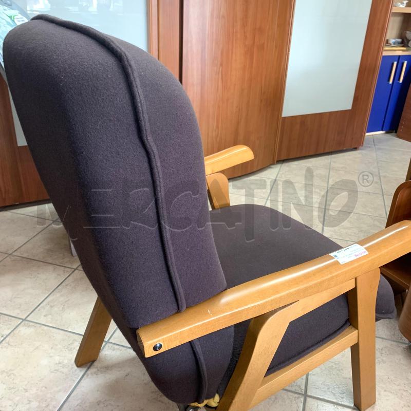 POLTRONA MARRONE TESSUTO E LEGNO  | Mercatino dell'Usato Varcaturo - giugliano in c. 4