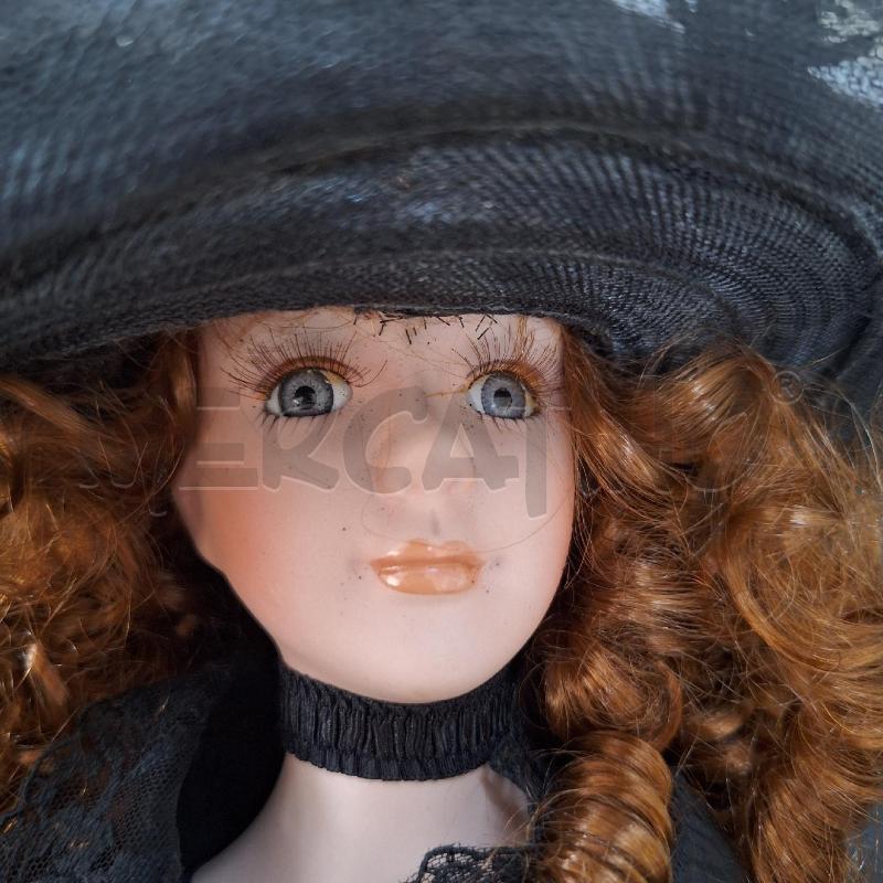BAMBOLA PORCELLANA VESTITO NERO | Mercatino dell'Usato Ottaviano 2