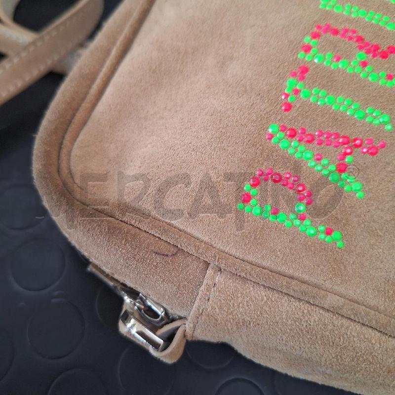 BORSETTA DONNA PATRIZIA PEPE BEIGE SCRITTA VERDE ROSA | Mercatino dell'Usato Ottaviano 5