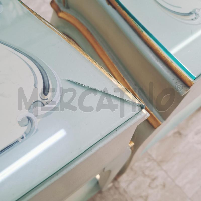COMODINI COPPIA STILE VENEZIANO BIANCO CELESTE FIORI PIANO VETRO | Mercatino dell'Usato Ottaviano 4