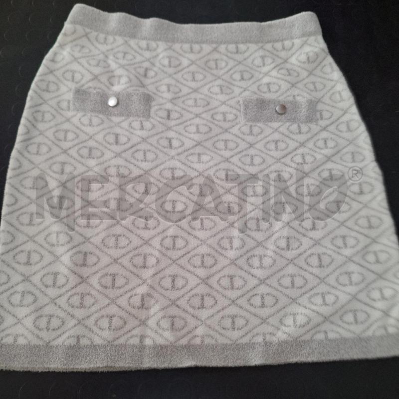 COMPLETO RAGAZZA TWINSET GRIGIO BIANO LOGO CARDIGAN GONNA | Mercatino dell'Usato Ottaviano 2