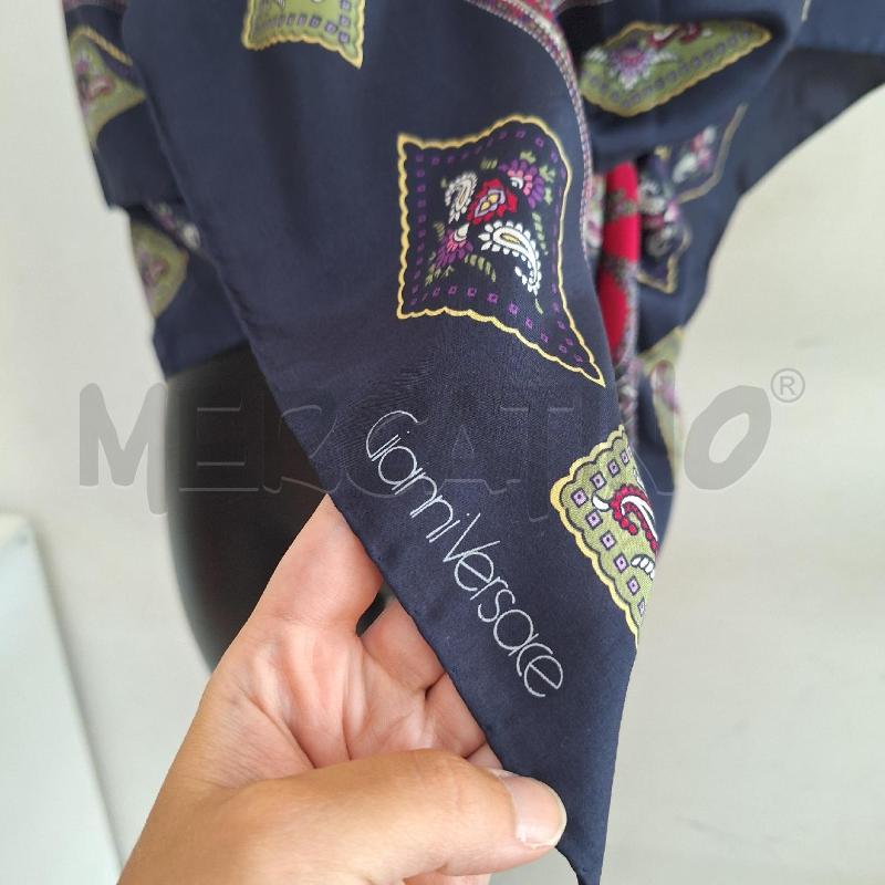 FOULARD GIANNI VERSACE VINTAGE BLU FUCSIA GRANDE | Mercatino dell'Usato Ottaviano 2