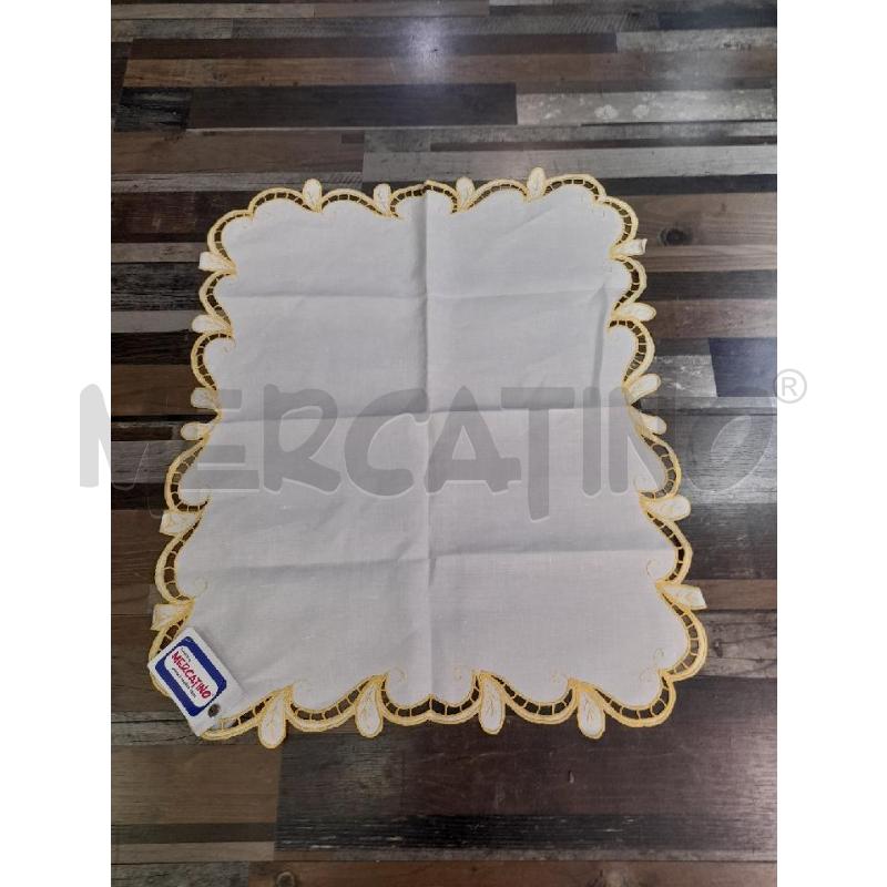 CENTRINO RETTANGOLARE FOGLIE GIALLE RICAMATO 57 X 48   | Mercatino dell'Usato Montesilvano 1